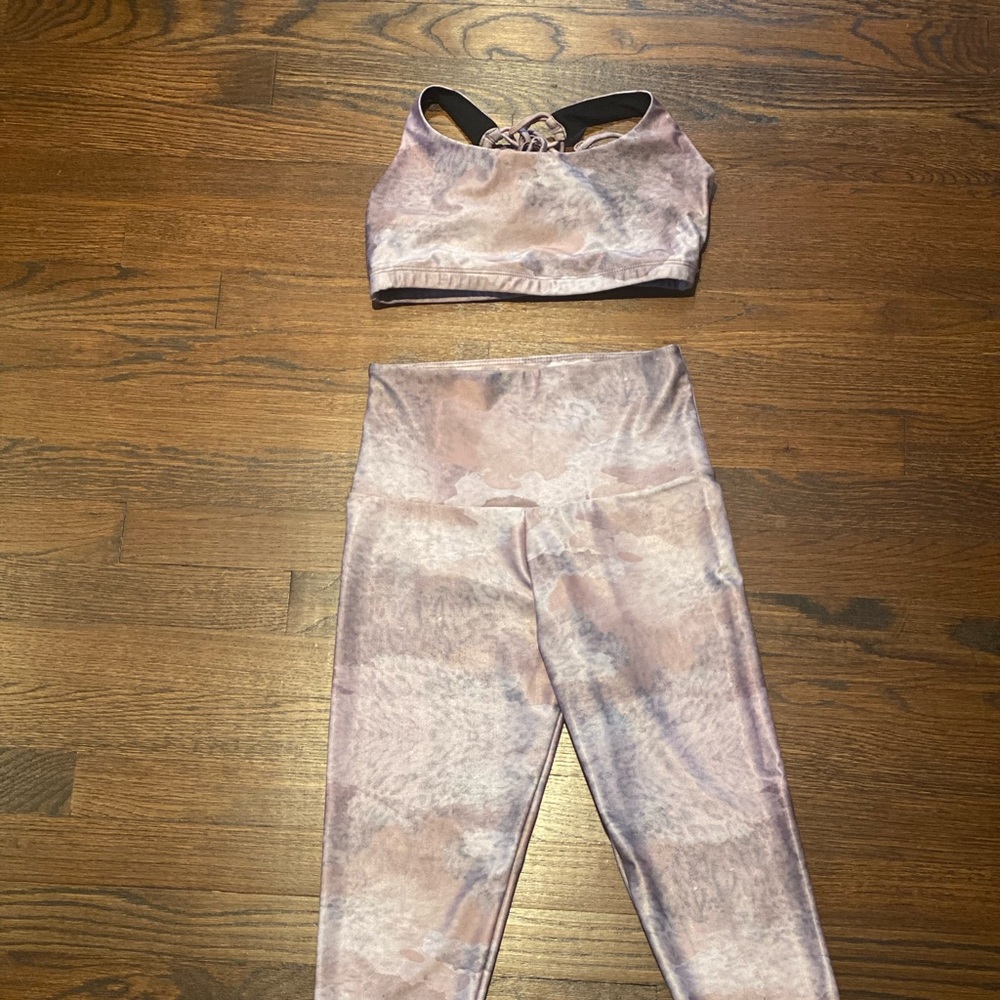Onzie sports bra and leggings lilac leopard size xs